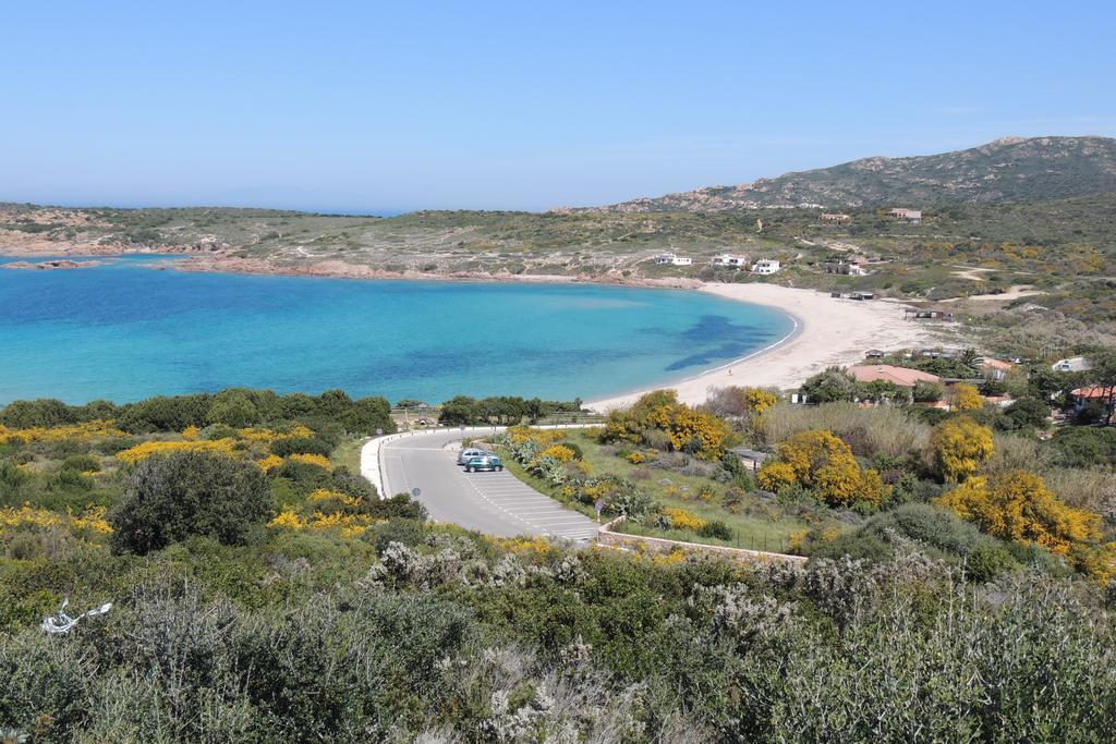 Borgo Spiaggia Vista Mare Isola Rossa Bagian luar foto