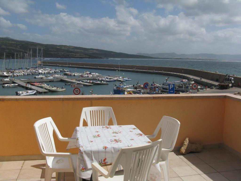 Borgo Spiaggia Vista Mare Isola Rossa Bagian luar foto