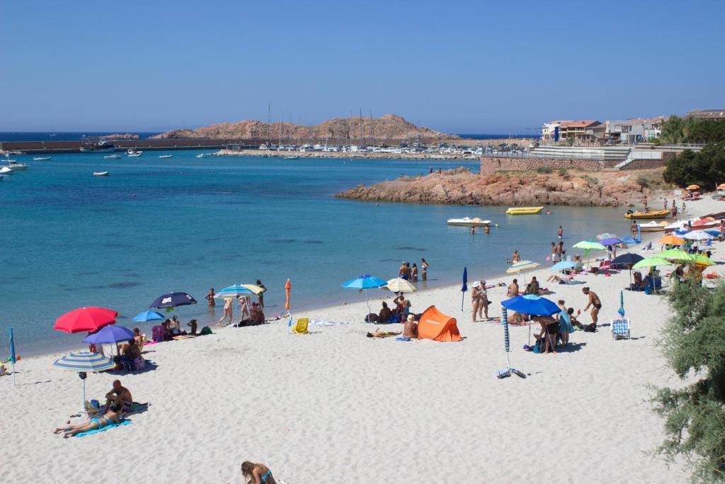 Borgo Spiaggia Vista Mare Isola Rossa Bagian luar foto